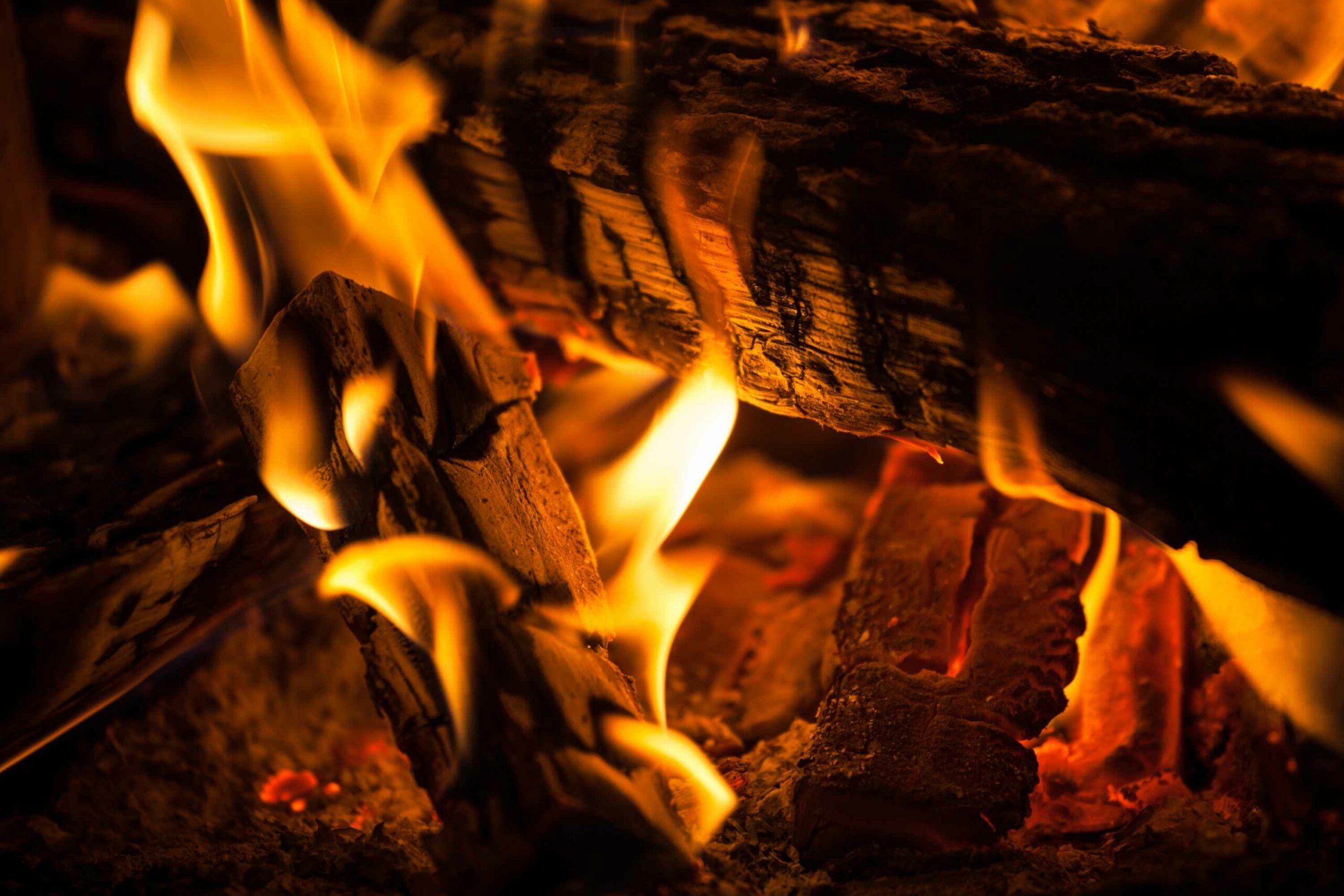 Leña ardiendo en fuego