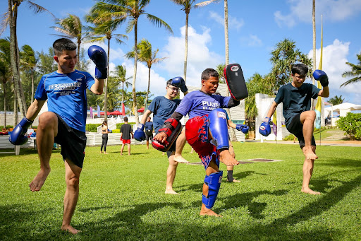 Héroes aprendiendo Muay Thai en su tiempo libre