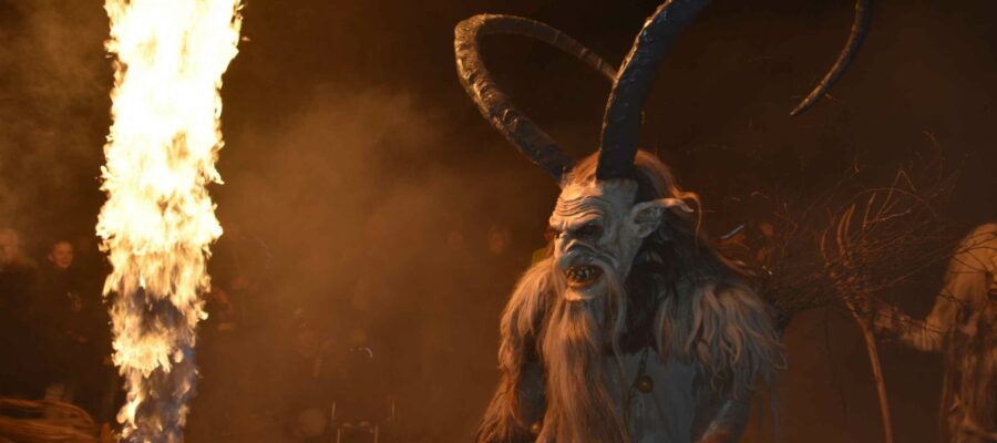 Krampus, el diablo navideño, de pie junto a una llama